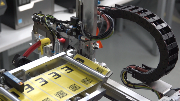 The flag label applicator will ensure repeatable and precise application of the label .